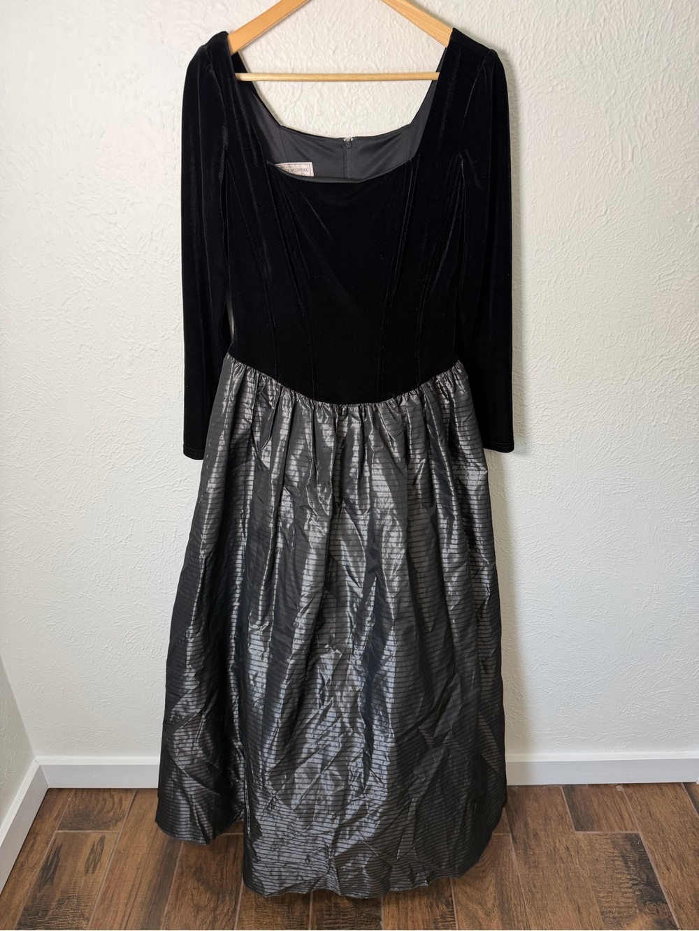 Vintage Jessica McClintock Size 12 Black Velvet Metallic Maxi Formal Dress